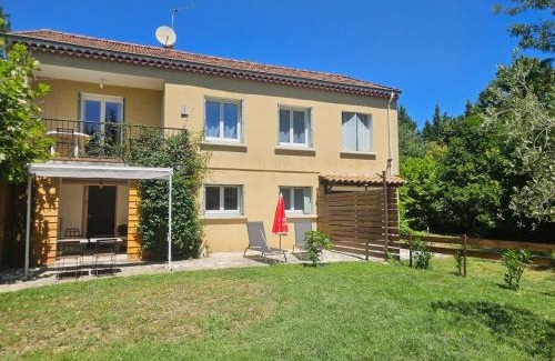 Montboucher-sur-Jabron Apartamento | Appartement une chambre avec jardin