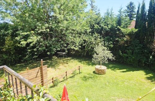 Montboucher-sur-Jabron Apartamento | Appartement trois chambres avec jardin
