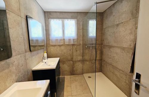 Montboucher-sur-Jabron Apartamento | Appartement trois chambres avec jardin
