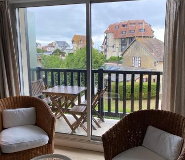 Blonville-sur-Mer Apartamento | Appartement 65m2 avec balcon vues partielles mer à 150m de la plage et centre, wifi et parking privé
