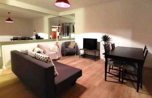 11th Arrondissement Apartamento | Appartement Avec Cour et Salle de Projection au Coeur de Ménilmontant