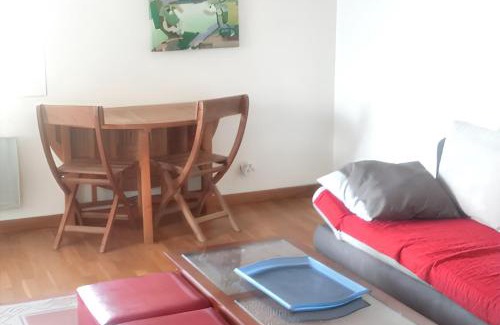 Saint-Cyr-sur-Mer Apartamento | Appartement contemporain à Saint-Cyr-sur-Mer avec balcon.
