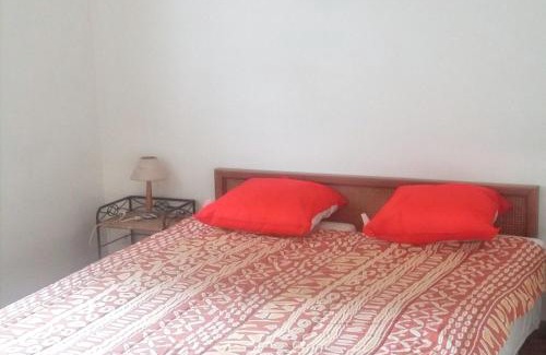 Saint-Cyr-sur-Mer Apartamento | Appartement contemporain à Saint-Cyr-sur-Mer avec balcon.