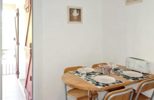 Saint-Cyr-sur-Mer Apartamento | Appartement contemporain à Saint-Cyr-sur-Mer avec balcon.