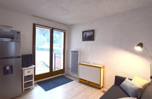 Bernex Apartamento | Appartement cosy à Bernex, proche des pistes et sentiers, avec terrasse ensoleillée et wifi. - FR-1-498-22