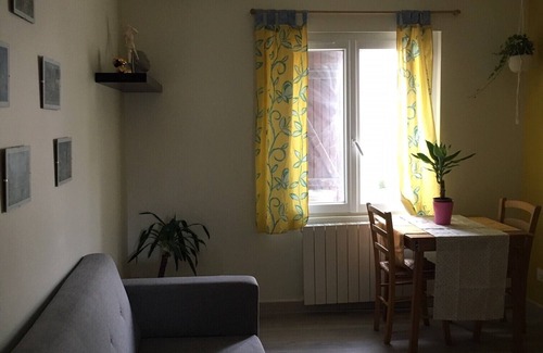 Stains Apartamento | Appartement Cosy Bien Situé. Maison Jaune