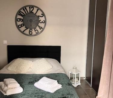 Saint-Georges-des-Groseillers Apartamento | Appartement cosy tout équipé et parking couvert privé aux portes de Flers