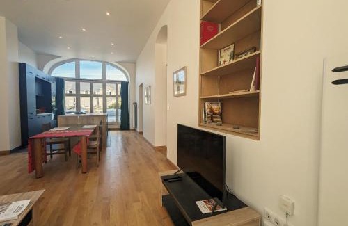 Chateauroux Apartamento | Appartement de Charme au Parc Balsan - Châteauroux, Près Centre Aquatique et Loisir - FR-1-591-556