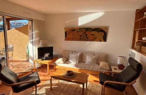 Le Lavandou Apartamento | Appartement de Charme à Saint-Clair : Terrasse, Proche Plage et Commodités - FR-1-677-44
