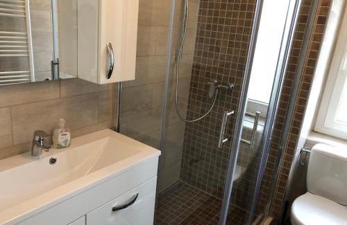 Le Locle Apartamento | Appartement Douces heures avec parking couvert privé