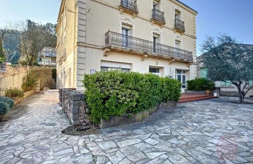 Lamalou-les-Bains Apartamento | Appartement F3 Climatisé PMR à 50m des Thermes avec Terrasse et Parking, Animaux Acceptés - FR-1-451-170