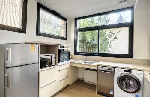 Lamalou-les-Bains Apartamento | Appartement F3 Climatisé PMR à 50m des Thermes avec Terrasse et Parking, Animaux Acceptés - FR-1-451-170