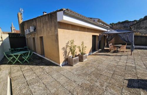 Pernes-les-Fontaines Apartamento | Appartement 3 chambres avec grande terrasse dans le centre de Pernes les Fontaines