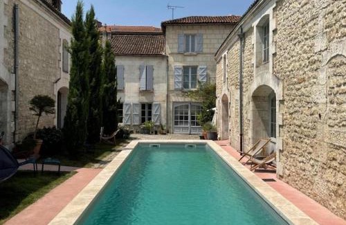 Angouleme Apartamento | Appartement historique avec piscine, salle de jeux, et jardin - idéal famille et amis - FR-1-653-261