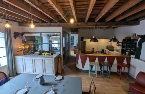 Angouleme Apartamento | Appartement historique avec piscine, salle de jeux, et jardin - idéal famille et amis - FR-1-653-261