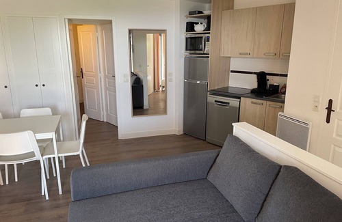 La Croix des Gardes Apartamento | Appartement Meublé Avec Terrasse, vue mer et Accès Piscine