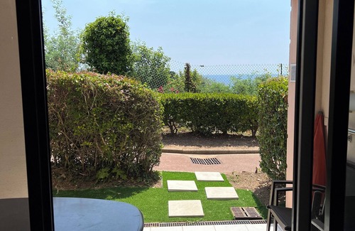 La Croix des Gardes Apartamento | Appartement Meublé Avec Terrasse, vue mer et Accès Piscine