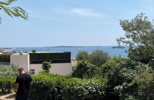 La Croix des Gardes Apartamento | Appartement Meublé Avec Terrasse, vue mer et Accès Piscine