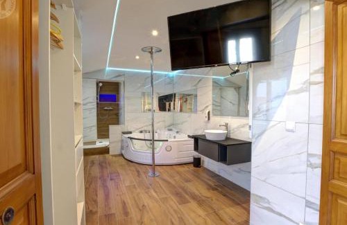 Saint-Chamond Apartamento | Appartement Moderne avec Balcon, Parking Privé et Espace Bien-Être à Saint-Chamond - FR-1-496-269