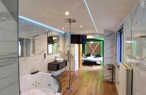 Saint-Chamond Apartamento | Appartement Moderne avec Balcon, Parking Privé et Espace Bien-Être à Saint-Chamond - FR-1-496-269