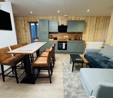 Murol Apartamento | Appartement Murol neuf calme, centre village, vue Château