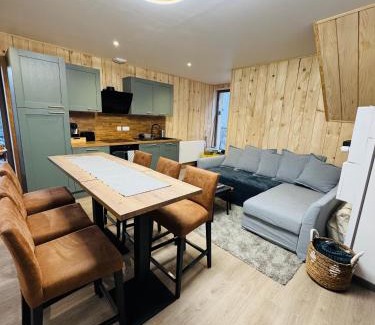 Murol Apartamento | Appartement Murol neuf calme, centre village, vue Château