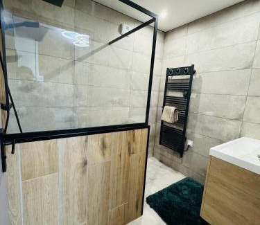 Murol Apartamento | Appartement Murol neuf calme, centre village, vue Château