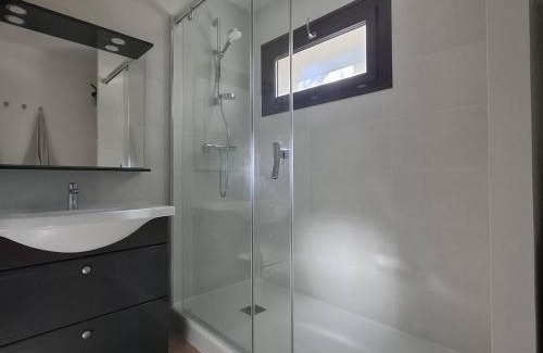 Pyrenees 2000 Apartamento | Appartement rénové 3 pièces avec terrasse, casier à skis et parking privé à Bolquère - FR-1-592-40