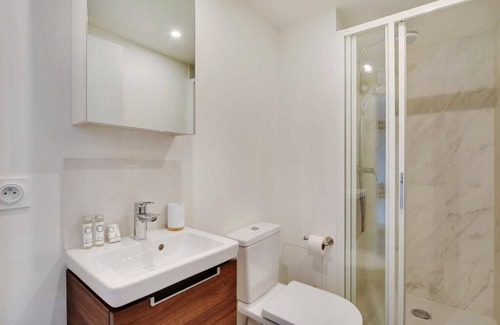 Levallois-Perret Apartamento | Appartement Supérieur: two-Bedroom with WiFi & AC Near Paris