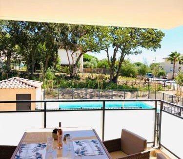 Bormes-Les-Mimosas Apartamento | Appartement T2 chambre plus cabine, terrasse vue piscine