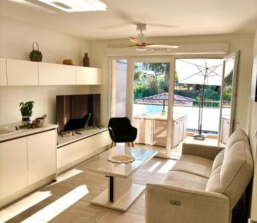 Bormes-Les-Mimosas Apartamento | Appartement T2 chambre plus cabine, terrasse vue piscine