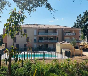 Bormes-Les-Mimosas Apartamento | Appartement T2 chambre plus cabine, terrasse vue piscine