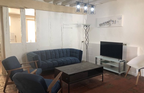 Auxerre Apartamento | Appartement Très Spacieux de 120 m2 Dans une Magnifique Maison du Moyen âge