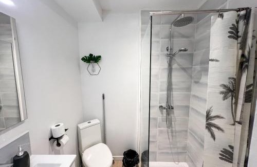 Saint-Assiscle Apartamento | Appartements Confortables - Gare à 5 min pied - 20min de la plage - Terrasse
