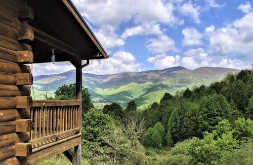 Waynesville Casa | Apple Blossom Cabin - Stunning Mountain Views, Pet Friendly