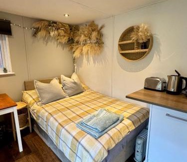 Hebden Cabina | Apple tree hut, in a private garden