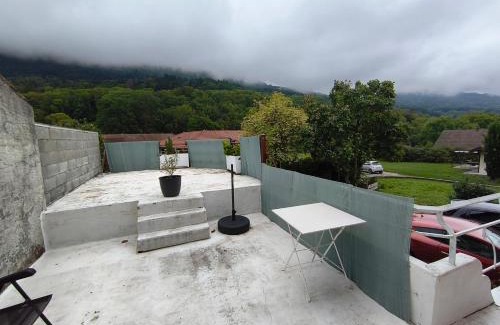 Cervens Apartamento | Apppartement dans maison avec terrasse plein sud , Netflix, parking et fibre
