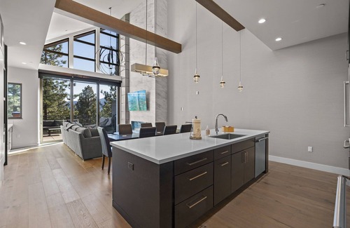 Lake Tahoe Condominio | Appreciate this exclusive private penthouse located on Lake Tahoe's North Shore