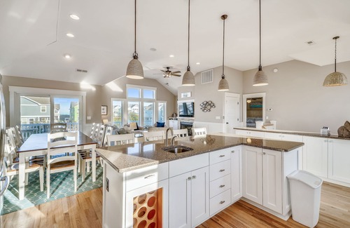Currituck County Casa | Aproximadamente 500 pies al acceso a la playa, piscina privada, jacuzzi, elevador, mascotas, CALEFACCIÓN DE PISCINA GRATUITA 4 / 20-5 / 4!