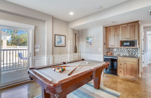 Currituck County Casa | Aproximadamente 500 pies al acceso a la playa, piscina privada, jacuzzi, elevador, mascotas, CALEFACCIÓN DE PISCINA GRATUITA 4 / 20-5 / 4!