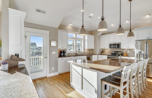 Currituck County Casa | Aproximadamente 500 pies al acceso a la playa, piscina privada, jacuzzi, elevador, mascotas, CALEFACCIÓN DE PISCINA GRATUITA 4 / 20-5 / 4!