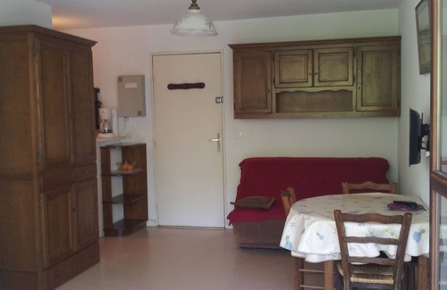 Saint-Georges-de-Didonne Apartamento | Appt Deux Pieces a 100 m de la Place et à l Oree de la Foret