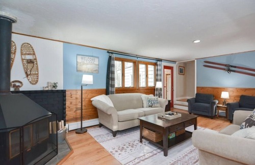 Laconia Apartamento | Apres House – Sleeps 12 in Heart of Lakes Region!