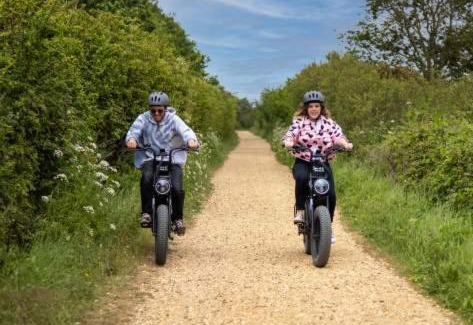 New Forest District Casa | April Cottage, luxurious accommodation for coast and forest with pool & hot tub