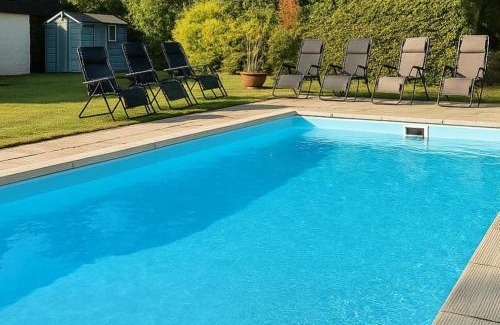 New Forest District Casa | April Cottage, luxurious accommodation for coast and forest with pool & hot tub