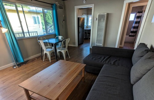 Logan Heights Apartamento | Apt #3, 2 bedroom / 1 bathroom, 8 min to Downtown!
