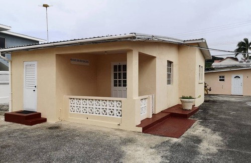 Rockley Apartamento | Apt 6. A beautiful clean 3 bedroom apartment nestled in the heart of Rockley.