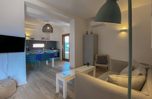 San Pantaleo Apartamento | Apt. Azure, central, parking, top for 6