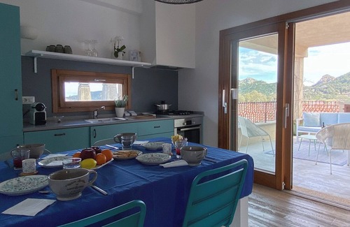 San Pantaleo Apartamento | Apt. Azure, central, parking, top for 6
