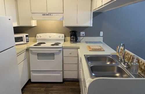 Historic Tennis Club Apartamento | Apt B - 1bed/1bath furnished, private fenced patio in downtown Palm Springs!
